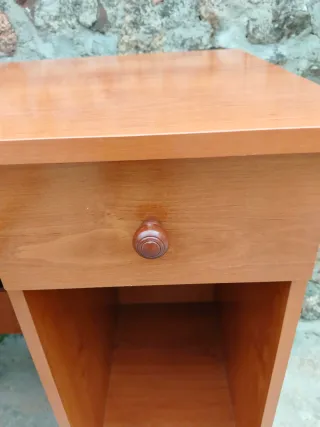 Escritorio de madera marrón