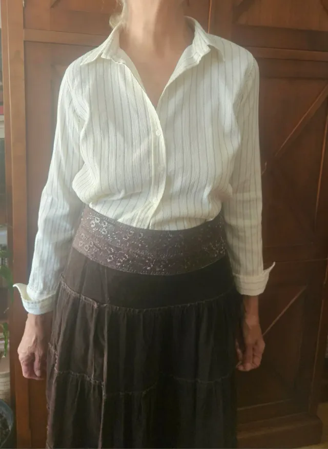 Camisa blanca con rayas finas