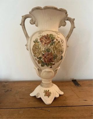 Vecchio vaso decorato con rose