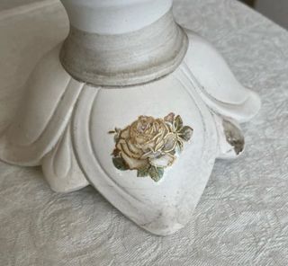 Vecchio vaso decorato con rose