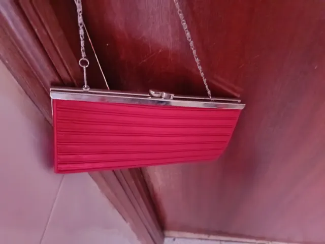 Bolso de mano rojo para bodas