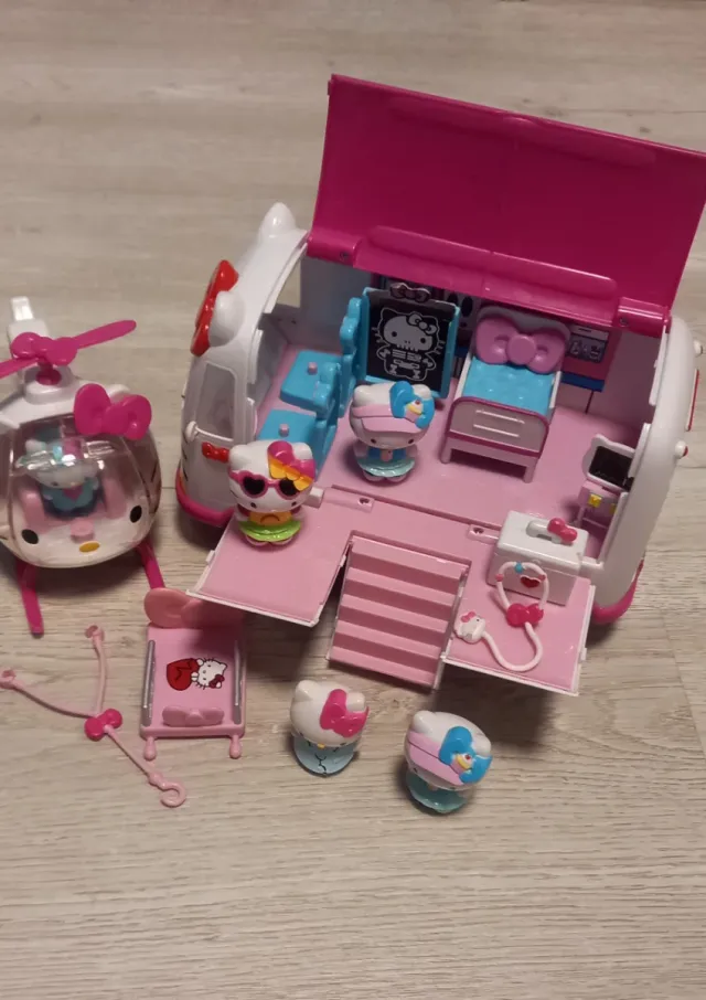 Juguete Hello Kitty Ambulancia y Helicóptero