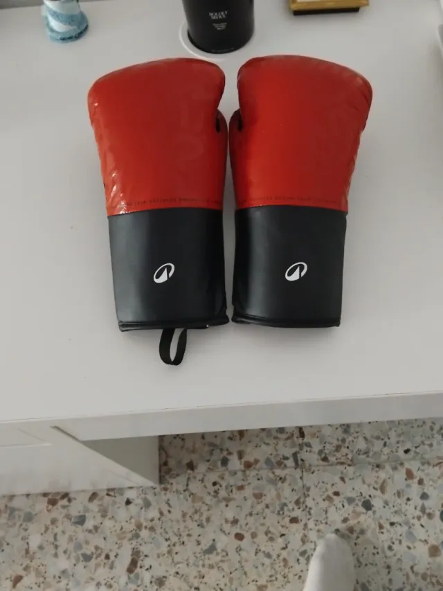 Guantoni da boxe rossi e neri