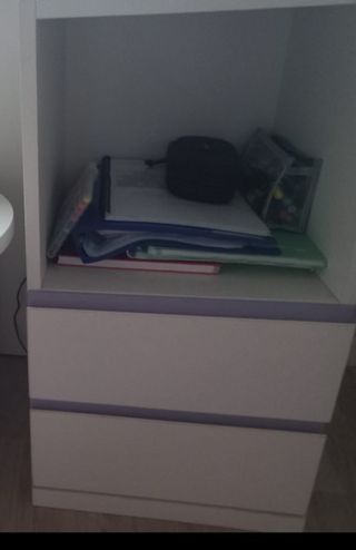 Mesa auxiliar blanca y lila