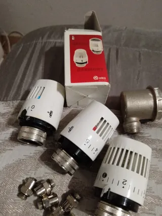Set di termostati per termosifoni e pollici. -
