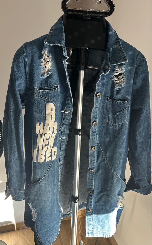 Chaqueta vaquera desgastada con parches, 