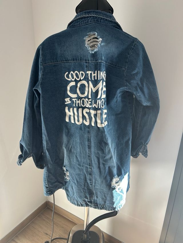 Chaqueta vaquera desgastada con parches, 