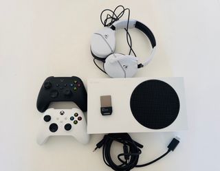 Xbox Series S + Mandos y Auriculares y tarjeta
