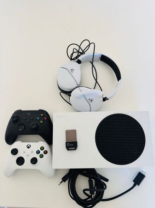 Xbox Series S + Mandos y Auriculares y tarjeta