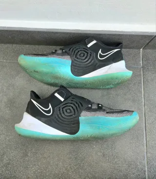 Zapatillas Nike Kyrie low 3 "moon glow".
