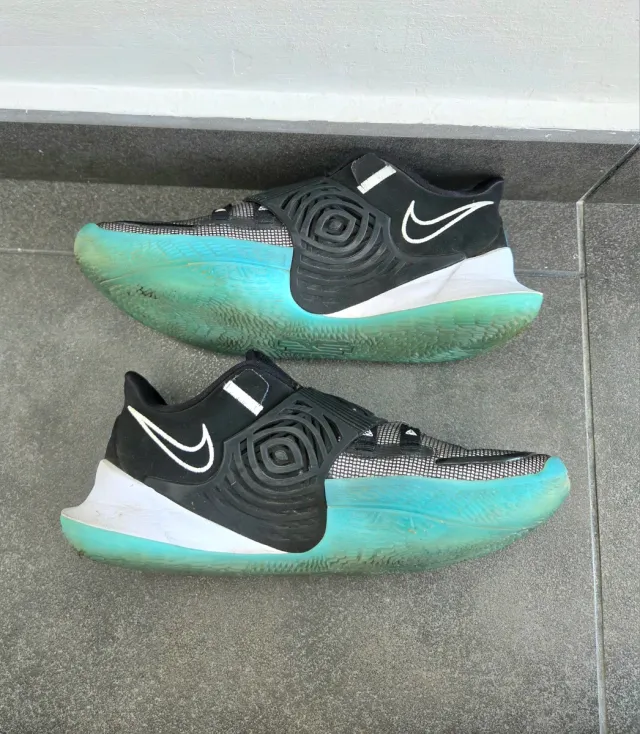 Zapatillas Nike Kyrie low 3 "moon glow".