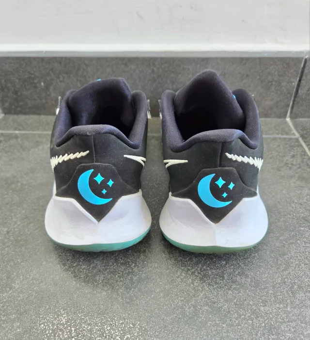 Zapatillas Nike Kyrie low 3 "moon glow".