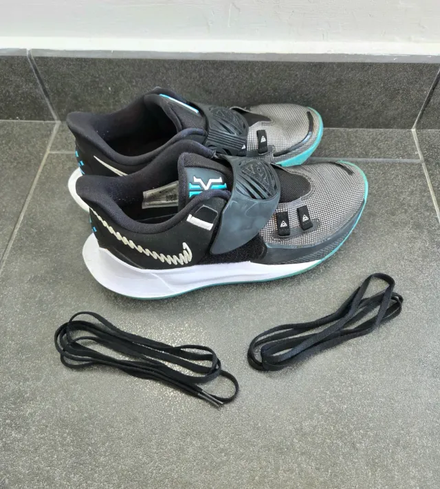 Zapatillas Nike Kyrie low 3 "moon glow".