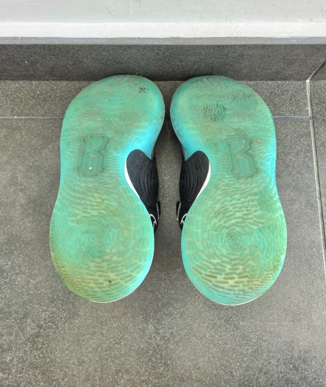 Zapatillas Nike Kyrie low 3 "moon glow".