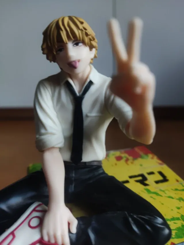 Figura Denji Sentado Chainsaw Man SEGA