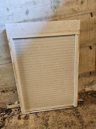 Ventana de aluminio en blanco