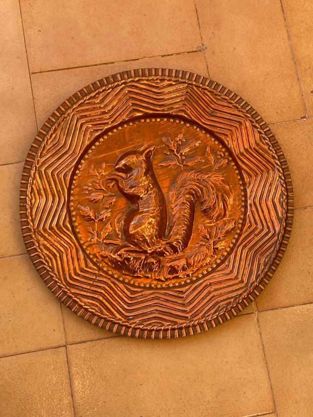 PLATO DECORATIVO DE METAL CON UNA ARDILLA