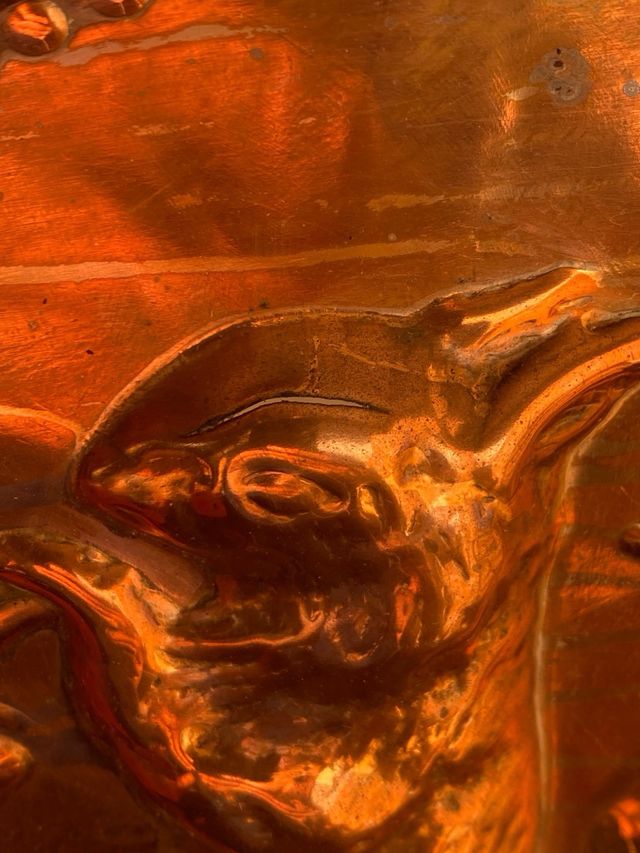 PLATO DECORATIVO DE METAL CON UNA ARDILLA