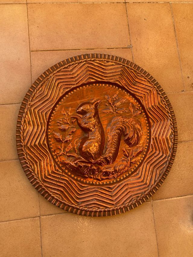 PLATO DECORATIVO DE METAL CON UNA ARDILLA