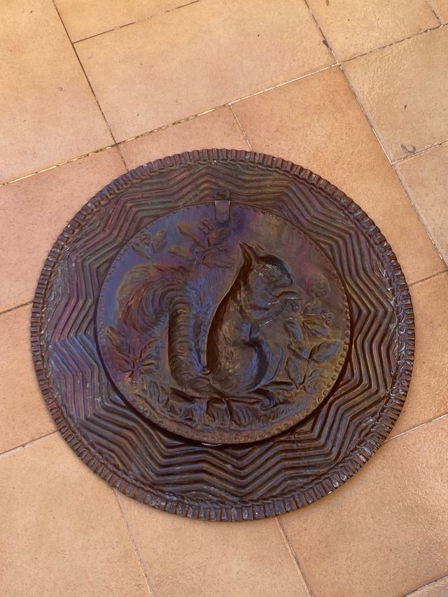 PLATO DECORATIVO DE METAL CON UNA ARDILLA