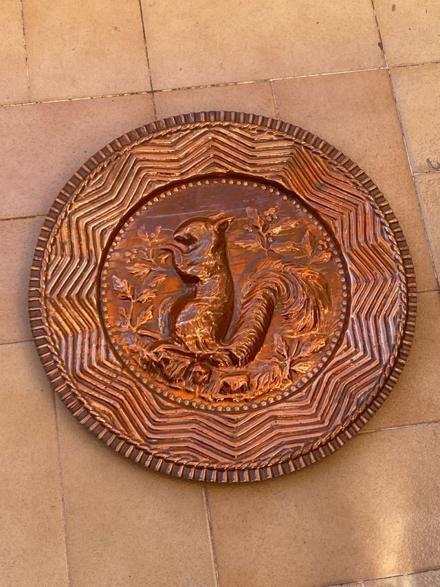 PLATO DECORATIVO DE METAL CON UNA ARDILLA