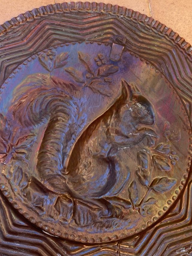 PLATO DECORATIVO DE METAL CON UNA ARDILLA