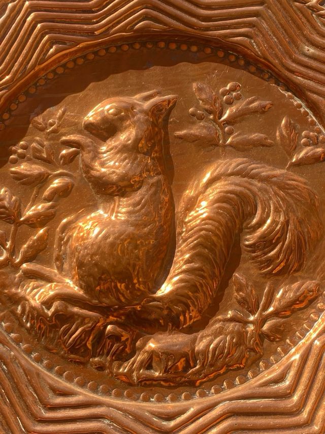 PLATO DECORATIVO DE METAL CON UNA ARDILLA
