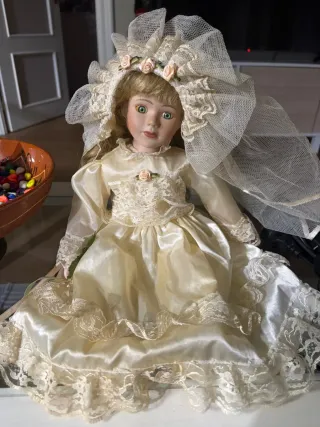 Muñeca de cerámica vestida de novia