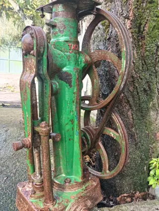 Bomba de agua Taca antigua