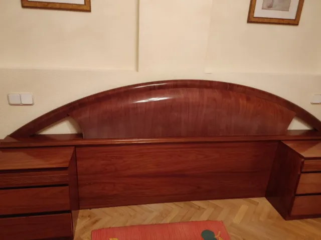 Conjunto de cabecero, mesitas y comoda de madera