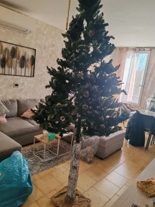 Albero di Natale artificiale con pigne