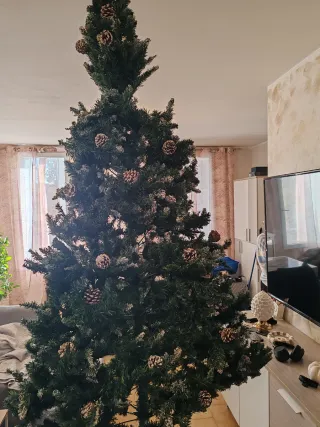 Albero di Natale artificiale con pigne