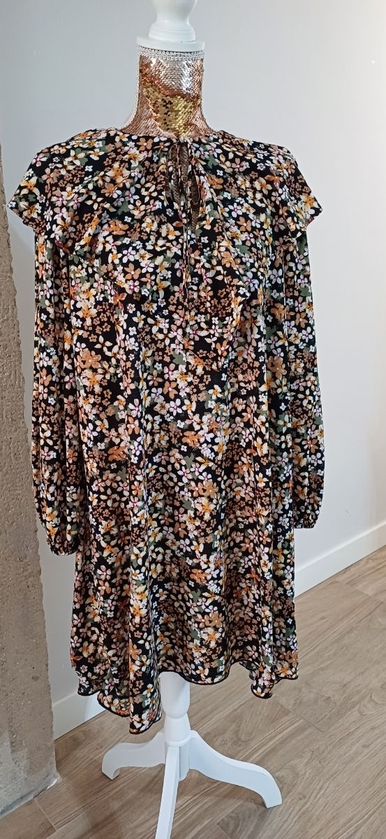 Vestido Zara floral negro talla M