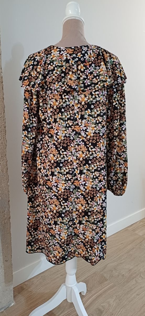 Vestido Zara floral negro talla M