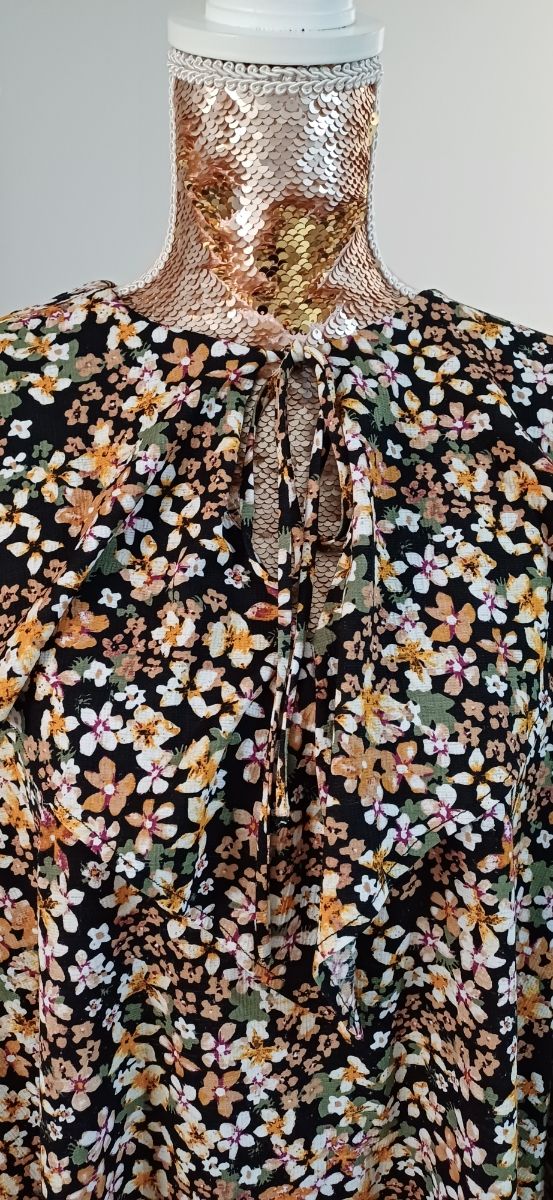 Vestido Zara floral negro talla M