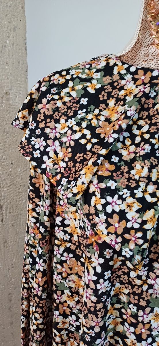 Vestido Zara floral negro talla M