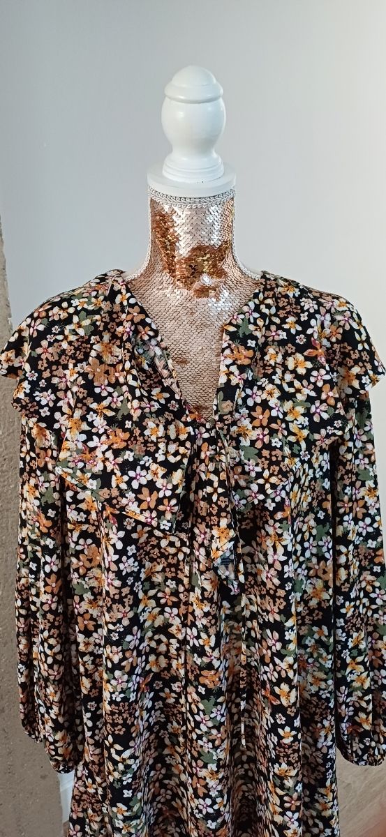 Vestido Zara floral negro talla M