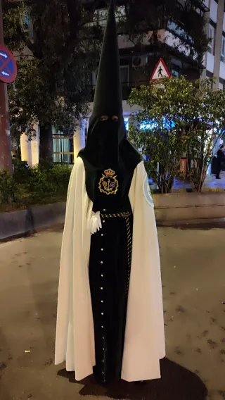 Túnica  y antifaz , Esperanza de Triana Virgen.