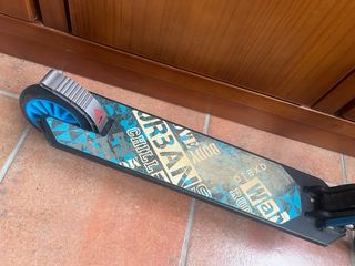 Patinete marca Oxelo, plegable color azul.