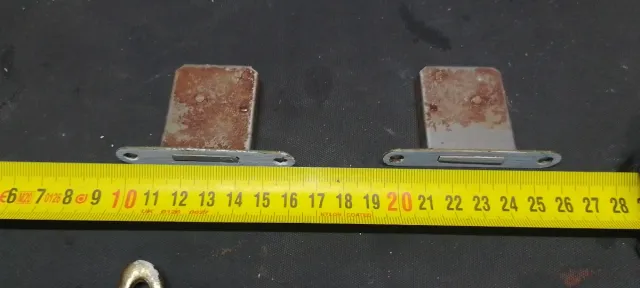 Vecchie serrature in metallo per mobili