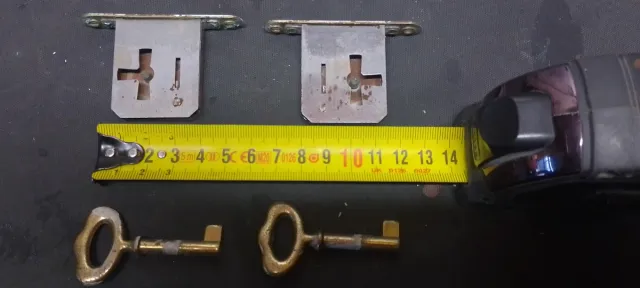 Vecchie serrature in metallo per mobili