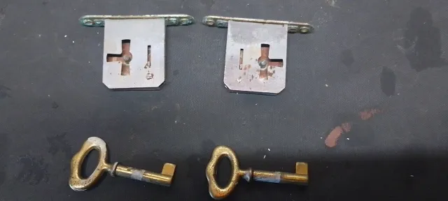 Vecchie serrature in metallo per mobili