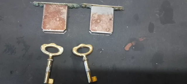 Vecchie serrature in metallo per mobili