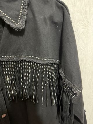 Chaqueta Zara negra con flecos