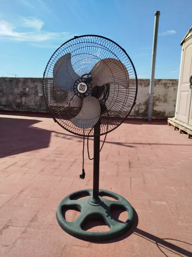 Ventilador de pie negro y gris