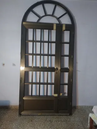 Puerta exterior aluminio nueva