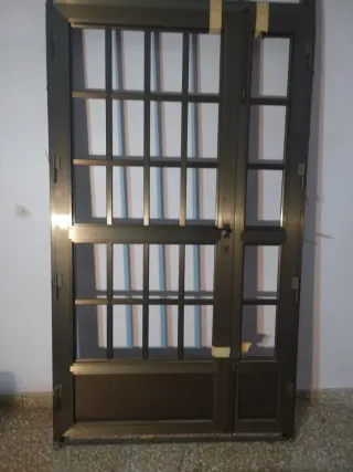 Puerta exterior aluminio nueva