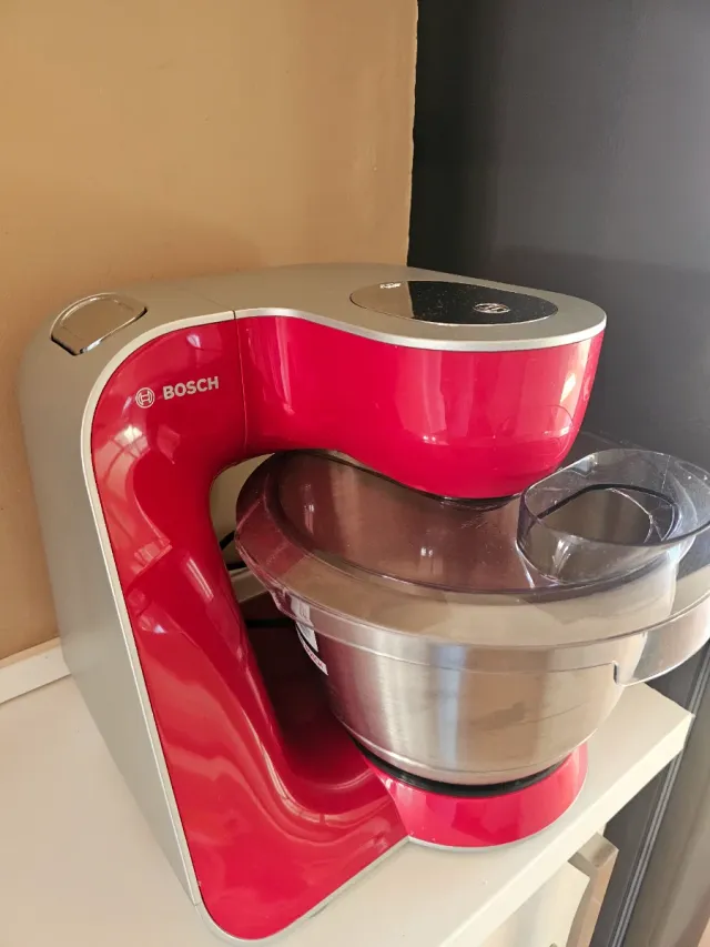 Robot amasador Bosch rojo y plateado