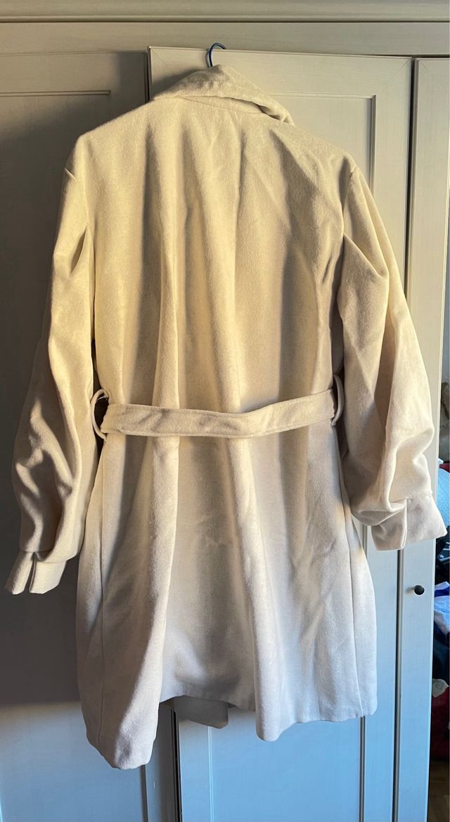 Elegante abrigo beige con cinturón