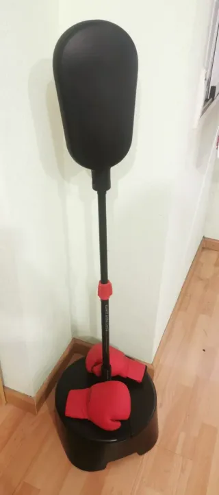 Saco de boxeo con guantes